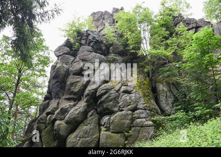 Rochers dans les montagnes Sokole en Pologne. Banque D'Images