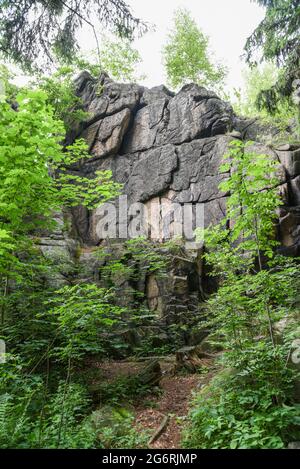 Rochers dans les montagnes Sokole en Pologne. Banque D'Images