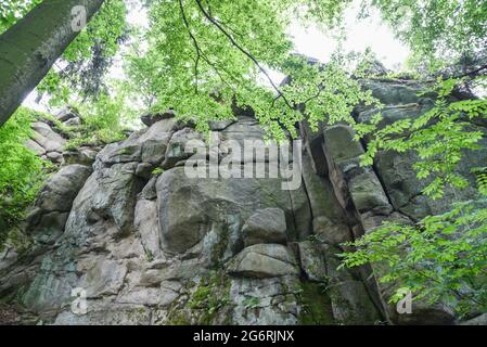 Rochers dans les montagnes Sokole en Pologne. Banque D'Images