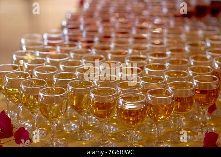 Beaucoup de verres de vin avec des fleurs. Assortiment de différents vins. Photo de haute qualité Banque D'Images