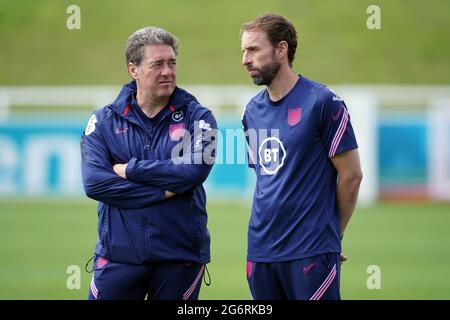 Gareth Southgate, directeur de l'Angleterre (à droite), aux côtés de John McDermott, directeur technique adjoint lors d'une séance de formation au parc St George, Burton Upon Trent. Date de la photo: Jeudi 8 juillet 2021. Banque D'Images