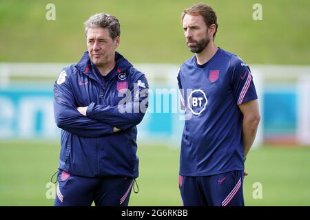 Gareth Southgate, directeur de l'Angleterre (à droite), aux côtés de John McDermott, directeur technique adjoint lors d'une séance de formation au parc St George, Burton Upon Trent. Date de la photo: Jeudi 8 juillet 2021. Banque D'Images