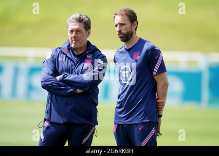 Gareth Southgate, directeur de l'Angleterre (à droite), aux côtés de John McDermott, directeur technique adjoint lors d'une séance de formation au parc St George, Burton Upon Trent. Date de la photo: Jeudi 8 juillet 2021. Banque D'Images