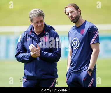 Gareth Southgate, directeur de l'Angleterre (à droite), aux côtés de John McDermott, directeur technique adjoint lors d'une séance de formation au parc St George, Burton Upon Trent. Date de la photo: Jeudi 8 juillet 2021. Banque D'Images