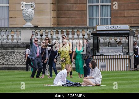 Londres, Royaume-Uni. 8 juillet 2021. Le jardin de Buckingham Palace ouvre pour la première fois. Les visiteurs peuvent explorer les terrains de la résidence officielle de sa Majesté la Reine à Londres et profiter d'occasions uniques de pique-niquer sur l'une des pelouses. Credit: Guy Corbishley/Alamy Live News Banque D'Images