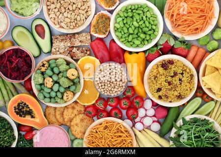 Aliments sains végétaliens pour la vitalité et la forme physique avec des aliments à base de plantes riches en protéines, fibres, antioxydants, anthocyanines, vitamines, minéraux, oméga 3. Banque D'Images