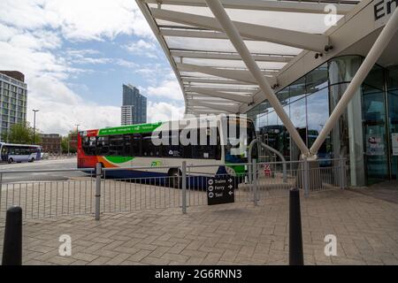 Un bus Stagecoach à un terminal de bus à l'échangeur à Portsmouth attendant de prendre des passagers Banque D'Images