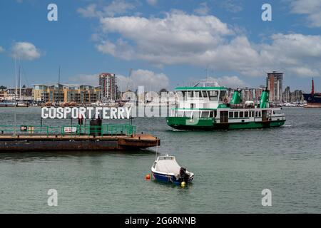 Le ferry de Gosport naviguant jusqu'au quai avec un panneau de ferry de Gosport, le dur Portsmouth Royaume-Uni Banque D'Images