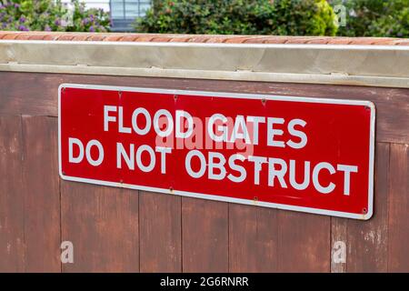 Un panneau sur une barrière de crue qui lit les barrières de crue ne s'obstrue pas Banque D'Images