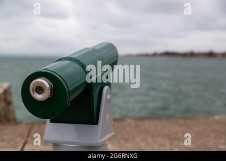 Un télescope payant avec vue sur la mer Banque D'Images