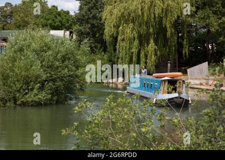 Un bateau à rames descend la Tamise à Farmoor, dans l'Oxfordshire, au Royaume-Uni Banque D'Images