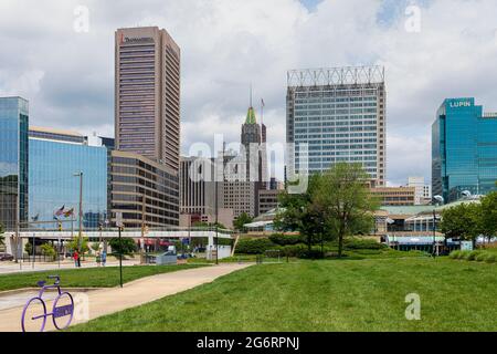 Vue vers le nord dans le centre-ville depuis Harborplace, une partie de la côte est Greenway. Banque D'Images