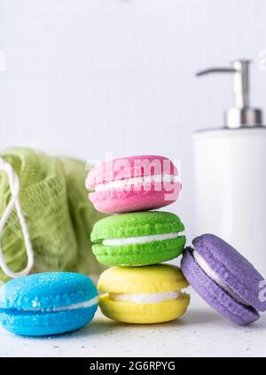 soin spa. bombes de bain sous forme de gâteaux colorés. huiles aromatiques. couleurs vives et délicates Banque D'Images