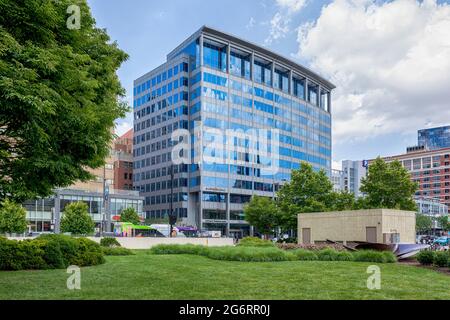 Lockwood place, 500 East Pratt Street, vue de Harborplace. Banque D'Images