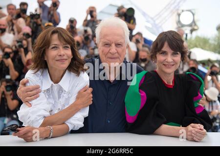 Geraldine Pailhas, Andre Dussollier, Sophie Marceau assistant au tout s'est bien passe (tout s'est bien passé) Photocall dans le cadre du 74e Festival international du film de Cannes, France, le 08 juillet 2021. Photo d'Aurore Marechal/ABACAPRESS.COM Banque D'Images