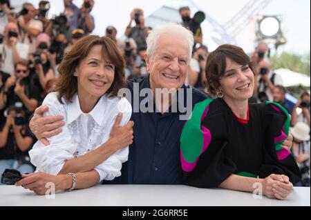 Geraldine Pailhas, Andre Dussollier, Sophie Marceau assistant au tout s'est bien passe (tout s'est bien passé) Photocall dans le cadre du 74e Festival international du film de Cannes, France, le 08 juillet 2021. Photo d'Aurore Marechal/ABACAPRESS.COM Banque D'Images