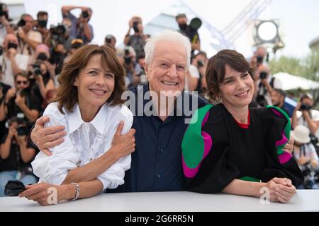 Geraldine Pailhas, Andre Dussollier, Sophie Marceau assistant au tout s'est bien passe (tout s'est bien passé) Photocall dans le cadre du 74e Festival international du film de Cannes, France, le 08 juillet 2021. Photo d'Aurore Marechal/ABACAPRESS.COM Banque D'Images