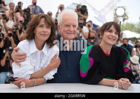 Geraldine Pailhas, Andre Dussollier, Sophie Marceau assistant au tout s'est bien passe (tout s'est bien passé) Photocall dans le cadre du 74e Festival international du film de Cannes, France, le 08 juillet 2021. Photo d'Aurore Marechal/ABACAPRESS.COM Banque D'Images