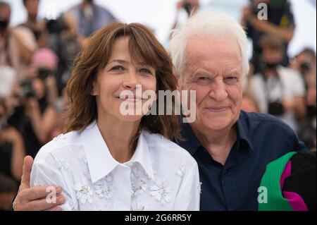 André Dussollier et Sophie Marceau assistant au tout s'est bien passe (tout s'est bien passé) Photocall dans le cadre du 74e Festival international du film de Cannes, France, le 08 juillet 2021. Photo d'Aurore Marechal/ABACAPRESS.COM Banque D'Images