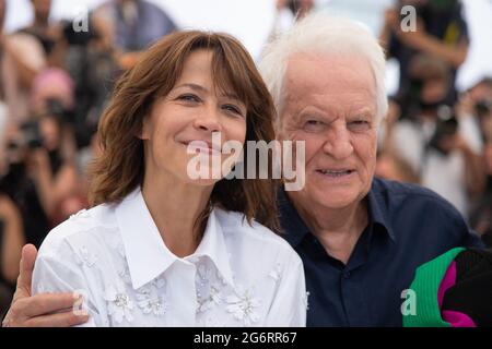 André Dussollier et Sophie Marceau assistant au tout s'est bien passe (tout s'est bien passé) Photocall dans le cadre du 74e Festival international du film de Cannes, France, le 08 juillet 2021. Photo d'Aurore Marechal/ABACAPRESS.COM Banque D'Images