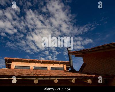 Vue sur le toit d'une maison de campagne contre un ciel bleu avec un nuage, capturé près de la ville coloniale de Villa de Leyva, dans les montagnes centrales de la Colombie. Banque D'Images