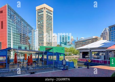 Sur Baltimore's Pier four. En arrière-plan, l'aquarium national de Baltimore, le World Trade Center et le centre-ville de Baltimore. Banque D'Images