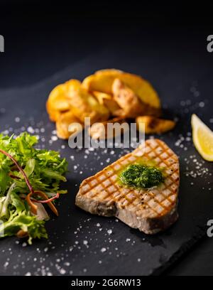 steak de thon avec salade et pommes de terre épicées Banque D'Images