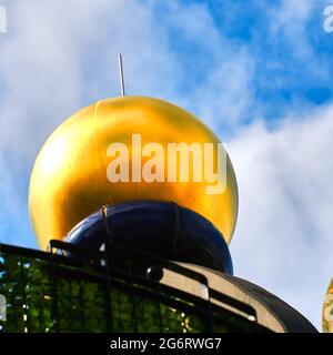 Golden Sphere sur la Citadelle verte, un grand bâtiment résidentiel, un bâtiment commercial et un hôtel conçu par l'artiste Friedensreich Hundertwasser, in Banque D'Images