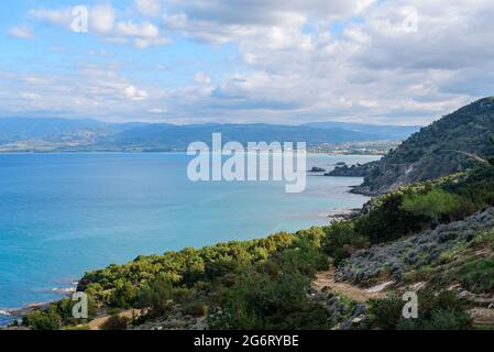 Vue sur Chypre depuis Aphrodite Trail sur la montagne dans la réserve naturelle d'Akamas Banque D'Images