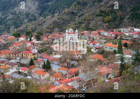 Vue d'en haut sur le village de Pedoulas dans les montagnes de Troodos, Chypre Banque D'Images