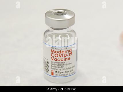 Brooklyn, États-Unis. 08 juillet 2021. Les patients reçoivent le vaccin Moderna lorsque les studios Amazon et la start-up des technologies de la santé Carbon Health organisent une série de sites de vaccination à New York et Los Angeles afin d'accroître l'accessibilité des vaccins dans les populations mal desservies des villes de New York le jeudi 8 juillet 2021. Photo de John Angelillo/UPI crédit: UPI/Alay Live News Banque D'Images