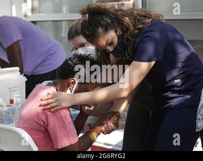 Brooklyn, États-Unis. 08 juillet 2021. Un patient réagit lorsqu'il reçoit le vaccin Moderna lorsque les studios Amazon et la start-up des technologies de la santé Carbon Health organisent une série de sites de vaccination à New York et Los Angeles afin d'accroître l'accessibilité des vaccins dans les populations mal desservies des villes à New York le jeudi 8 juillet 2021. Photo de John Angelillo/UPI crédit: UPI/Alay Live News Banque D'Images