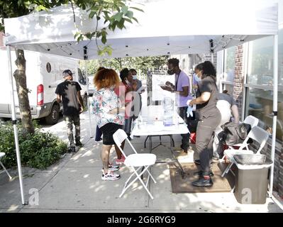 Brooklyn, États-Unis. 08 juillet 2021. Les patients arrivent pour recevoir le vaccin Moderna lorsque les studios Amazon et la start-up des technologies de la santé Carbon Health organisent une série de sites de vaccination éclair à New York et Los Angeles afin d'accroître l'accessibilité des vaccins dans les populations mal desservies des villes de New York le jeudi 8 juillet 2021. Photo de John Angelillo/UPI crédit: UPI/Alay Live News Banque D'Images