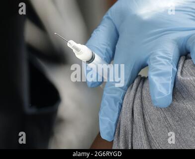 Brooklyn, États-Unis. 08 juillet 2021. Les patients reçoivent le vaccin Moderna lorsque les studios Amazon et la start-up des technologies de la santé Carbon Health organisent une série de sites de vaccination à New York et Los Angeles afin d'accroître l'accessibilité des vaccins dans les populations mal desservies des villes de New York le jeudi 8 juillet 2021. Photo de John Angelillo/UPI crédit: UPI/Alay Live News Banque D'Images