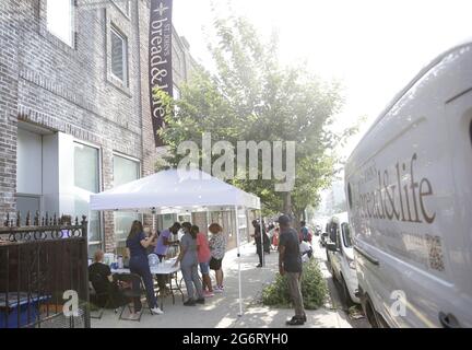 Brooklyn, États-Unis. 08 juillet 2021. Les patients arrivent pour recevoir le vaccin Moderna lorsque les studios Amazon et la start-up des technologies de la santé Carbon Health organisent une série de sites de vaccination éclair à New York et Los Angeles afin d'accroître l'accessibilité des vaccins dans les populations mal desservies des villes de New York le jeudi 8 juillet 2021. Photo de John Angelillo/UPI crédit: UPI/Alay Live News Banque D'Images