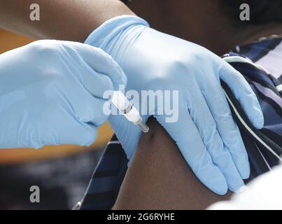 Brooklyn, États-Unis. 08 juillet 2021. Les patients reçoivent le vaccin Moderna lorsque les studios Amazon et la start-up des technologies de la santé Carbon Health organisent une série de sites de vaccination à New York et Los Angeles afin d'accroître l'accessibilité des vaccins dans les populations mal desservies des villes de New York le jeudi 8 juillet 2021. Photo de John Angelillo/UPI crédit: UPI/Alay Live News Banque D'Images