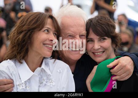 Geraldine Pailhas, Andre Dussollier, Sophie Marceau assistant au tout s'est bien passe (tout s'est bien passé) Photocall dans le cadre du 74e Festival international du film de Cannes, France, le 08 juillet 2021. Photo d'Aurore Marechal/ABACAPRESS.COM Banque D'Images