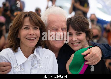 Geraldine Pailhas, Andre Dussollier, Sophie Marceau assistant au tout s'est bien passe (tout s'est bien passé) Photocall dans le cadre du 74e Festival international du film de Cannes, France, le 08 juillet 2021. Photo d'Aurore Marechal/ABACAPRESS.COM Banque D'Images