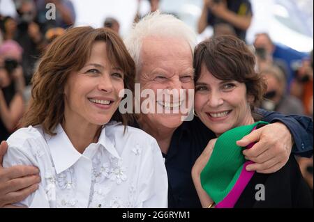 Geraldine Pailhas, Andre Dussollier, Sophie Marceau assistant au tout s'est bien passe (tout s'est bien passé) Photocall dans le cadre du 74e Festival international du film de Cannes, France, le 08 juillet 2021. Photo d'Aurore Marechal/ABACAPRESS.COM Banque D'Images