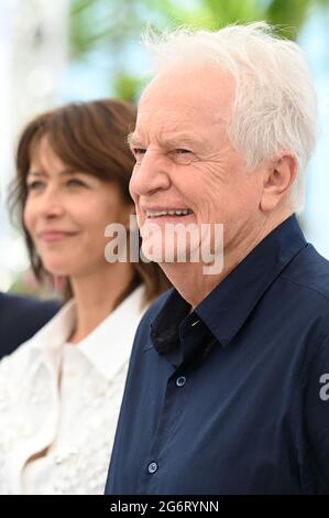 André Dussollier et Sophie Marceau assistant au tout s'est bien passe (tout s'est bien passé) Photocall dans le cadre du 74e Festival international du film de Cannes, France, le 08 juillet 2021. Photo d'Aurore Marechal/ABACAPRESS.COM Banque D'Images