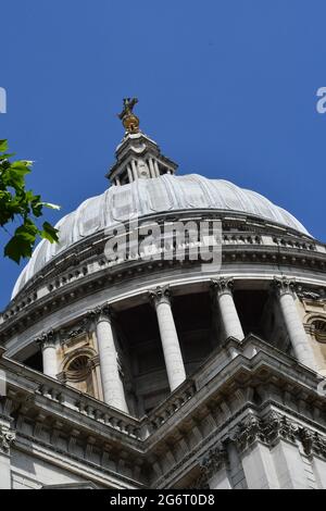 Une vue détaillée à faible angle de la cathédrale Saint-Paul de Londres avec un ciel bleu en toile de fond Banque D'Images