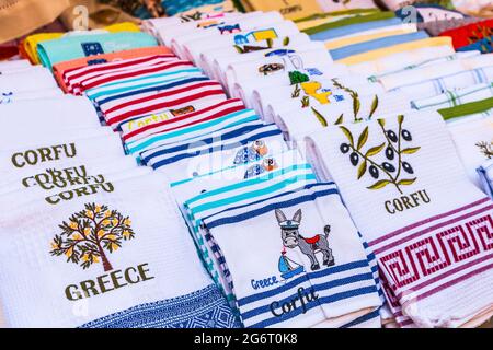 Corfou, Grèce - 22 juillet 2020 : boutique de souvenirs dans la ville de Corfou. Banque D'Images