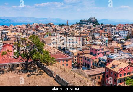 Corfou, Grèce. Vue panoramique sur la vieille ville de Kerkyra. Banque D'Images