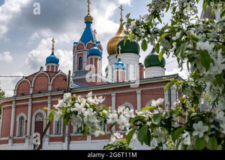 Tours et dôme de temples et églises avec murs blancs À Kolomna à la place de la cathédrale dans la région de Moscou et Feuilles rouges de pomme décorative Banque D'Images