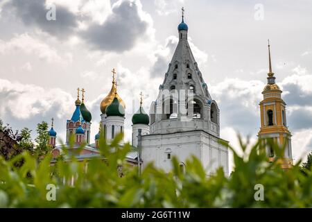 Tours et dôme de temples et églises avec murs blancs À Kolomna à la place de la cathédrale dans la région de Moscou et Feuilles rouges de pomme décorative Banque D'Images