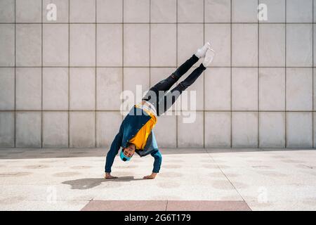 Cool jeune homme faisant des mouvements de danse de pause dans la ville et de s'amuser. Banque D'Images