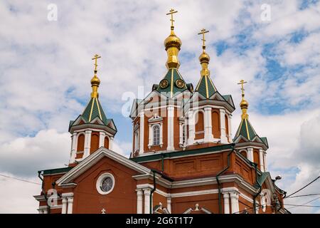 Cathédrale en croix du Kremlin de Kolomna de briques rouges avec des dômes dorés et des croix. Église orthodoxe russe Banque D'Images