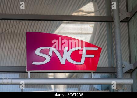 CALAIS, France - 07-08-2021 : logo de la SNCF sur la gare de Calais-Frethun . SNCF est la compagnie ferroviaire nationale de France. Banque D'Images