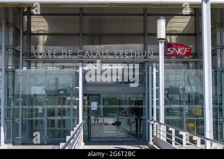 CALAIS, France - 07-08-2021 : Gare de Calais-Frethun à l'entrée principale Banque D'Images