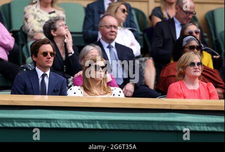 Edoardo Mapelli Mozzi, la princesse Beatrice et Annabelle Galletley dans la boîte royale au Centre court le dix jour de Wimbledon au All England Lawn tennis and Croquet Club, Wimbledon. Date de la photo: Jeudi 8 juillet 2021. Banque D'Images